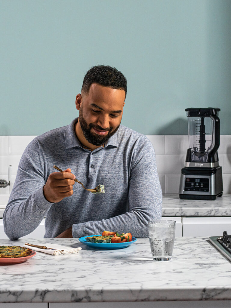 Ninja_2in1_Blender_BN750UK_Eating-1200x1600
